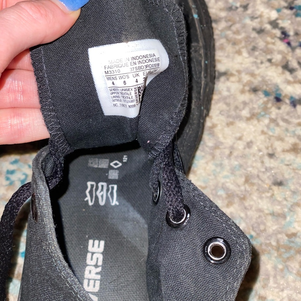 Black converse size 6, fits a 7
